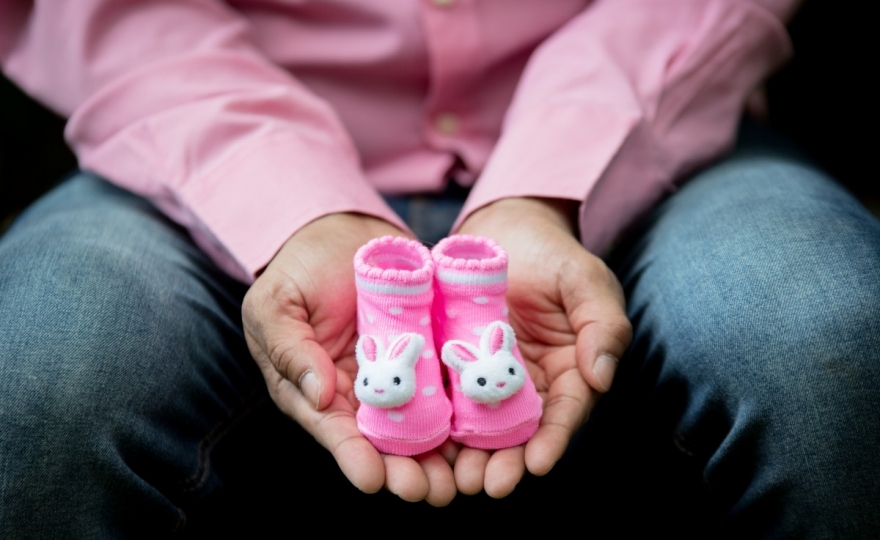 Et si la France repensait le congé paternité et offrait (enfin) plus d’égalité aux femmes ?